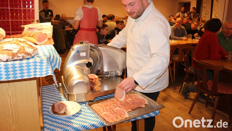 An Omas Wurstschneidemaschine stand Lukas Schindler, um beim Schinkenfest der SpVgg Neustadt das Geräucherte mundgerecht auf die Brotzeitplatten zu zaubern. Bild: do