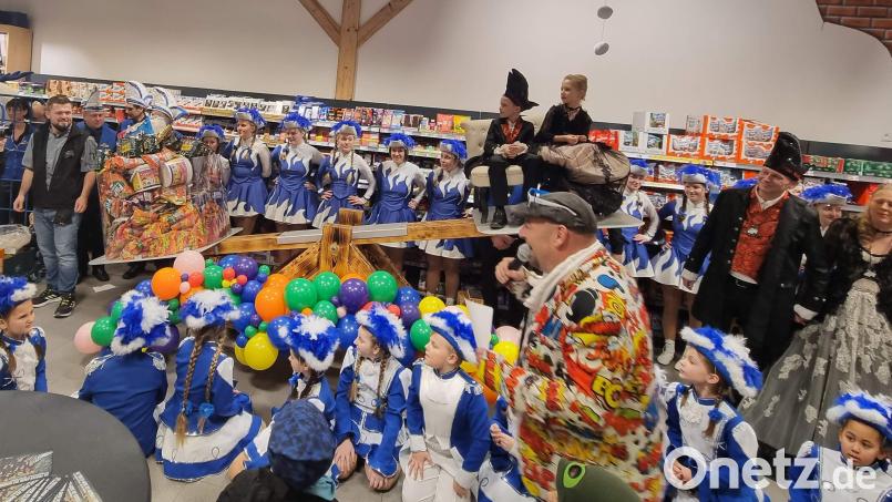 Exakt 90 Kilogramm wird es beim Hirschauer Kinderfaschingszug regnen. Fast so viel bringen Kinderprinz Benedikt I. und Prinzessin Janina I. auf die Waage. Bei der Wiegezeremonie im Edeka-Markt herrscht unter der Regie von Witzemeister Lucky bei den Tänzen der Jugend- und Prinzengarde Riesenstimmung. Mit dabei das Prinzenpaar Markus I. und Michaela I. (hinten rechts). Bild: u