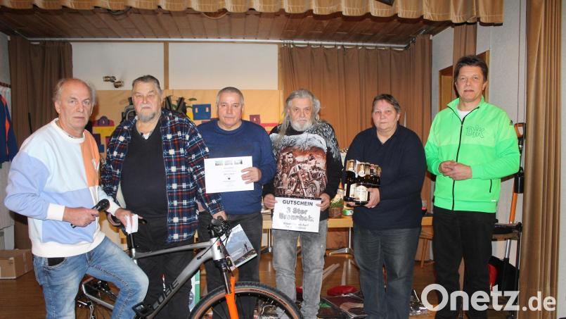 DJK-Vorsitzender Robert Söllner (von links) mit den Gewinnern Herbert Mühlböck, Udo Blüme, Werner Jahn, Beatrix Nischke und Alois Vetter. Bild: soj