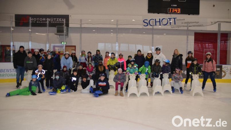 Einen Vormittag lang drehten die Immenreuther Förderschüler Runde um Runde in der Mitterteicher Eissporthalle. Bild: ak