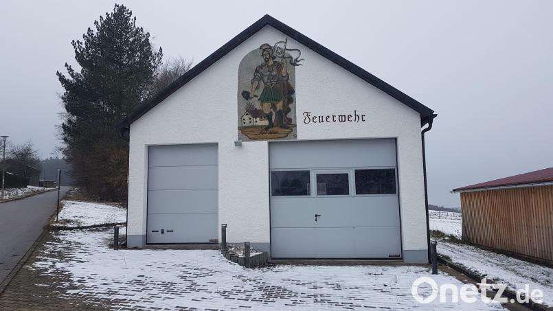 Die Feuerwehrleute der kleinsten Feuerwehr der Marktgemeinde unterhalten ein Gerätehaus neben dem Wanderheim des Oberpfälzer Waldvereins in Ödpielmannsberg. Die Kommandanten der Wehr dankten ihrem Team für die Unterhaltung des Gebäudes. Bild: gi