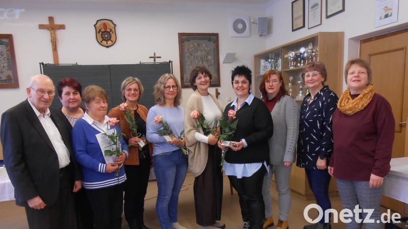 Mehrere Mitglieder hat der Frauenbund Münchenreuth ausgezeichnet. Von links Pater Friedhelm Czinzcoll mit der Vorsitzenden im Team, Monika Grötsch, sowie den Geehrten Rosemarie Bauer, Bettina Lux, Jutta Schreyer, Sandra Ernstberger und Beate Bauer und den weiteren Vorsitzenden im Team, Sandra Wifling, Irene Kraus und Ulrike Kraus. Bild: KDFB Münchenreuth/exb