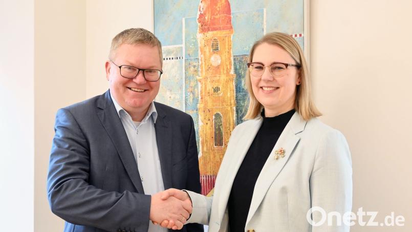 Oberbürgermeister Michael Cerny wünschte Susanne Augustin in ihrer Aufgabe als Amtsleiterin des Referats für Jugend, Senioren und Soziales alles Gute. Bild: Susanne Schwab, Stadt Amberg/exb