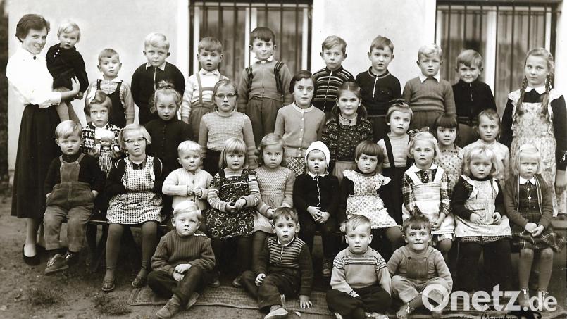 1957 begann &quot;Tante Erna&quot; mit 43 Kindern den ersten Kindergarten von Brand. Rechts im Bild Praktikantin Helga Popp. Repro: ld