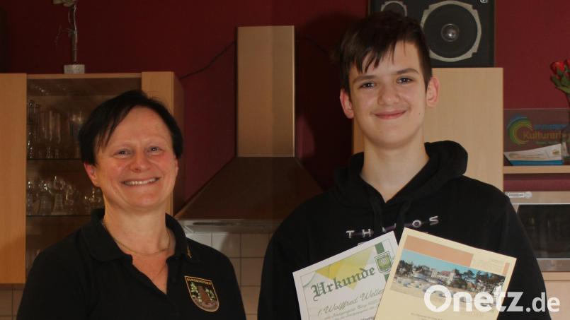 Jugendleiterin Ruth Kryschak mit dem strahlenden Gewinner eines Wochenendes auf Rügen, Bastian Kryschak. Bild: wec