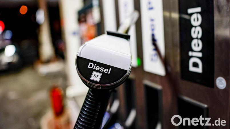 Ab dem 5. Februar will die EU keine Raffinerieprodukte wie Diesel, Benzin oder Schmierstoffe mehr aus Russland abnehmen. Bild: Axel Heimken/dpa
