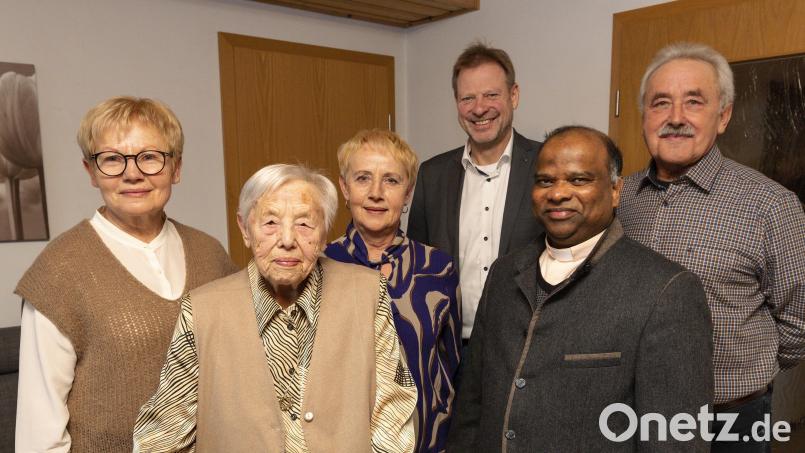 Gratulationscour zum 100. Geburtstag (von links): Tochter Marianne Gradl, Jubilarin Rosa Schwarz, Tochter Ingrid Neiß, Bürgermeister Alwin Märkl, Pfarrer Moses Gudapati und Sohn Johann Schwarz. Bild: Hermann Koch/exb