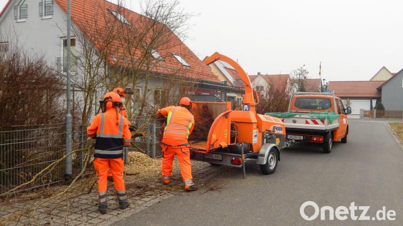 Mit dem Großhäcksler unterwegs: Die Amberger Stadtgärtnerei in Aktion. Bild: Werner Raschke, Stadt Amberg/exb