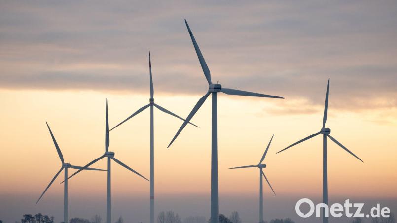 Zwei Vorrangflächen für Windkraft an der Kreisstraße AS 2 hat die Gemeinde Kümmersbruck dem Regionalen Planungsverband gemeldet. Sie bieten jeweils Platz für mehrere Windräder. Symbolbild: Hauke-Christian Dittrich/dpa