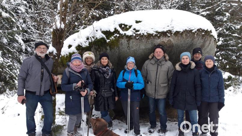 Einige der Teilnehmer an der Wanderung des Fichtelgebirgsvereins zur Kösseine vor dem sogenannten Wackelstein. Bild: soj