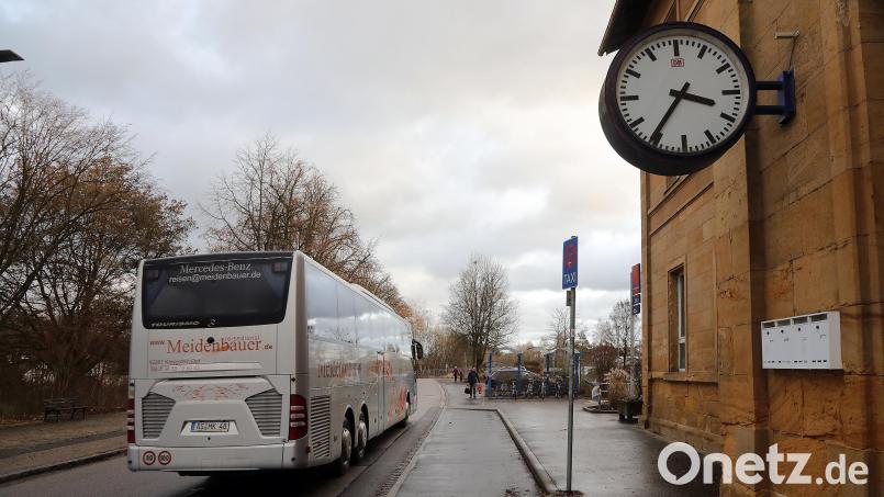 Rund ein Jahr lang war die Uhr am Sulzbach-Rosenberger Bahnhof defekt, ihre Zeiger standen still. Inzwischen ist die Uhr abmontiert worden. Archivbild: Wolfgang Steinbacher