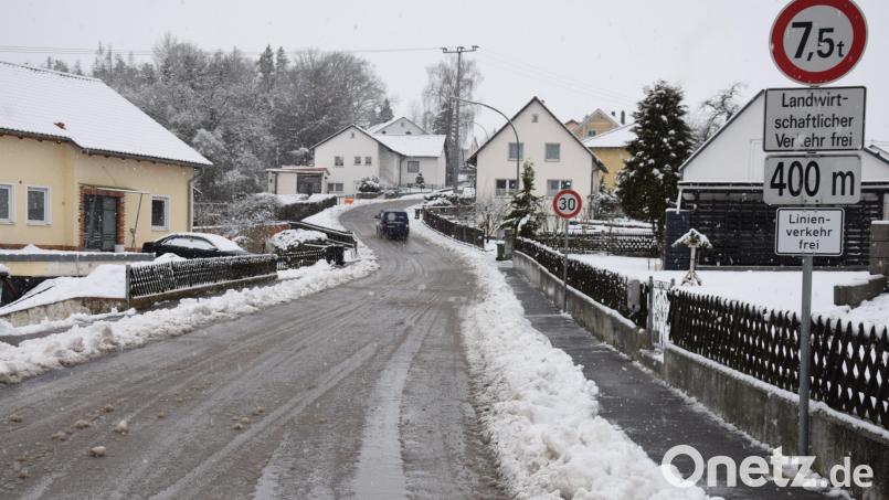 Die Theuerner Straße in Ebermannsdorf soll saniert werden. Der Gemeinderat gibt eine Kostenermittlung in Auftrag. Im Zuge dieser Maßnahme soll auch der Fußweg vom Ortsende in Richtung Theuern bis zur Einfahrt in den Erzweg ausgebaut werden Bild: bö