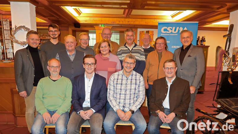 Adrian Käß (sitzend, Zweiter von links) steht künftig an der Spitze des CSU-Ortsverbandes Friedenfels. Er tritt die Nachfolge von Christian Mitterbauer (vorne rechts) an, der nicht mehr kandidierte. Glückwünsche für die neu gewählten Vorstandsmitglieder gab es von MdL Tobias Reiß (links) und Landrat Roland Grillmeier (rechts). Bild: bsc