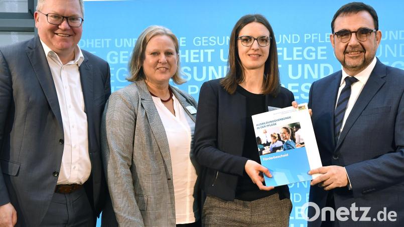Gesundheitsminister Klaus Holetschek (rechts) übergibt den Förderbescheid zum Ausbau des Pflege-Ausbildungsverbundes. Von links: OB Michael Cerny, Pflegedirektorin Kerstin Wittmann und Gesundheitsregion-Geschäftsstellenleiterin Christine Hecht. Bild: Petra Hartl