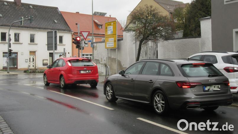 Nur wenn die Autos bis ganz an die Haltelinie fahren und dort stehen bleiben, reagiert der Sensor und schaltet die Ampel um auf Grün. Bild: kgg