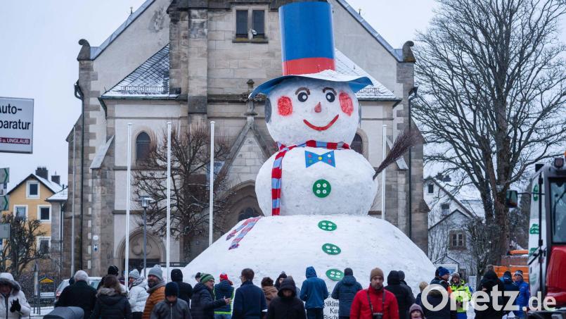 Der Riesenschneemann im Zentrum von Bischofsgrün im Jahr 2022. Archivbild: Nicolas Armer/dpa