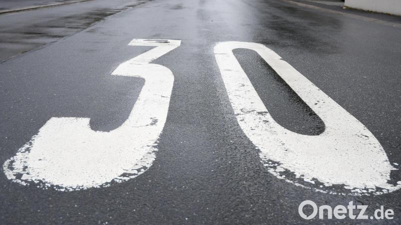 Die Geschwindigkeitsbegrenzung auf 30 km/h auf der Bundesstraße 299 durch Waldsassen war kürzlich im Stadtrat ein Thema. Hintergrund war die Initiative, wonach Kommunen in eigener Verantwortung über eine solche Regelung in den Straßen innerhalb der Gemeindegrenzen entscheiden können. Symbolbild: Gabi Schönberger