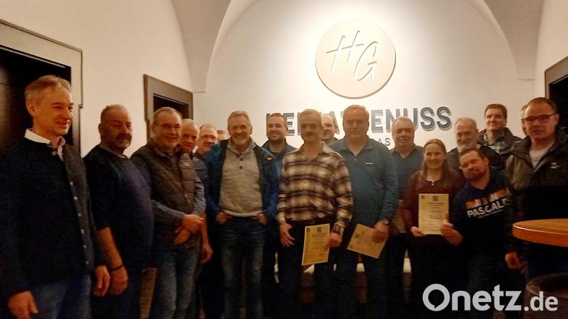 Bei der Ehrung (von links): Geschäftsführer Jürgen Pichl, Norbert Gruber, Klaus Ringel, Dieter Lehmeier, Anatolij Nazarov, Christian Zeitler, Werner Hammer, Uli Amann, Johann Haller, Günther Birner, Johann Tomala, Wolfgang Trummer, Tanja Bauer, Claus Reinhard, Michael Endruscheit, Michael Göttler, Manfred Ruppert und Patrick Eckl. Bild: Sandra Preitschaft