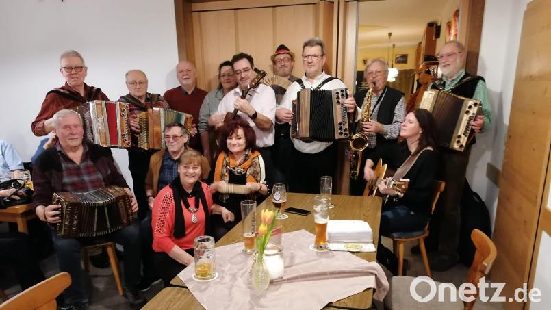 Ein klangschönes Orchester bildeten die Wirtshausmusikanten bei ihrem Januar-Treffen im Gasthaus „Zur Fantasie“. Bild: jzk