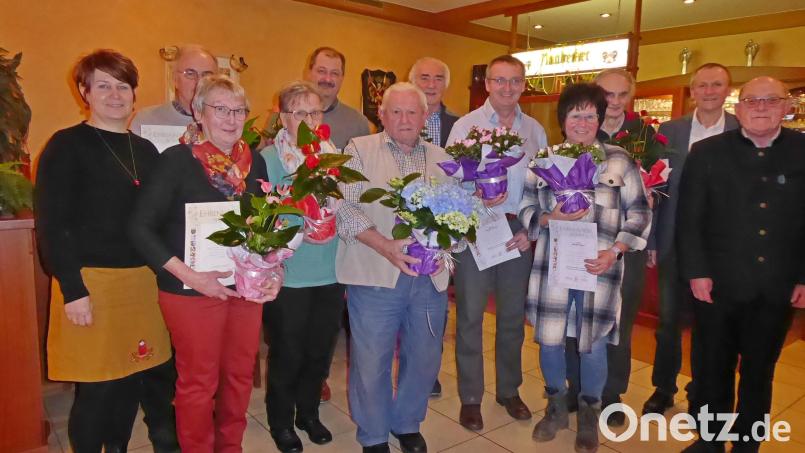 Die Geehrten des Gartenbauvereins Schmidgaden, links Dritte Bürgermeisterin Theresia Dobler. Bild: Barbara Dirrigl/exb