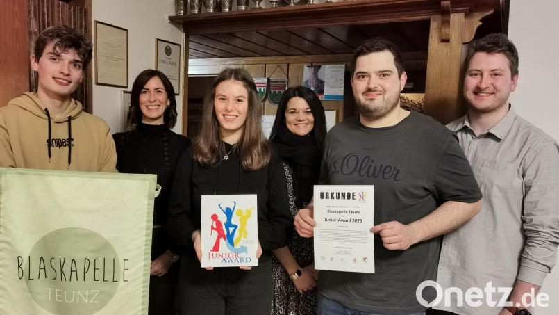 Bezirksjugendleiter Nico Voith (links) überreichte den „Junior Award“ an die Jugendvertreter Leni Juraske und Stefan Blab. Dahinter die drei Vorsitzenden (von links) Daniela Juraske, Ramona Götz und Tobias Schmid. Bild: Gertraud Portner/exb