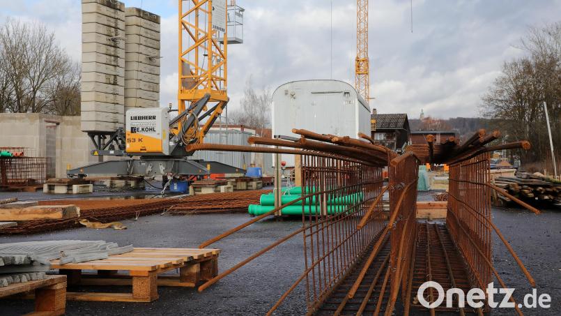 An der Drahthammerstraße an der Amberger Stadtgrenze baut die Stadtbau gerade 33 Mietwohnungen mit 66 Garagen oder Stellplätzen. Bild: Wolfgang Steinbacher