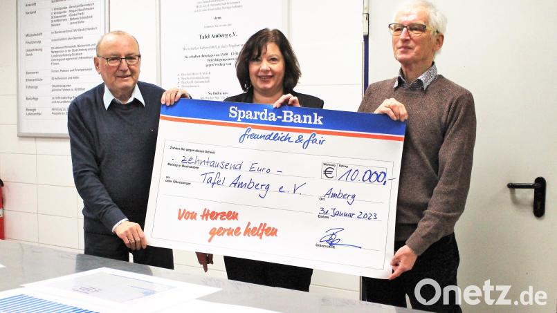 Die Sparda-Bank-Leiterin der Filiale Amberg, Sabine Seberak, übergibt Schatzmeister Günther Preißl und Tafel-Vorsitzendem Bernhard Saurenbach 10.000 Euro im Namen des Gewinnsparvereins der Sparda-Bank Ostbayern. Bild: Dagmar Williamson
