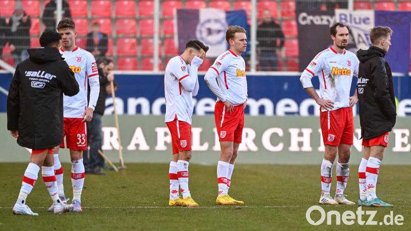 Nach der 1:3-Heimniederlage gegen Arminia Bielefeld schauten die Spieler des SSV Jahn Regensburg arg bedröppelt drein. Bild: Armin Weigel/dpa