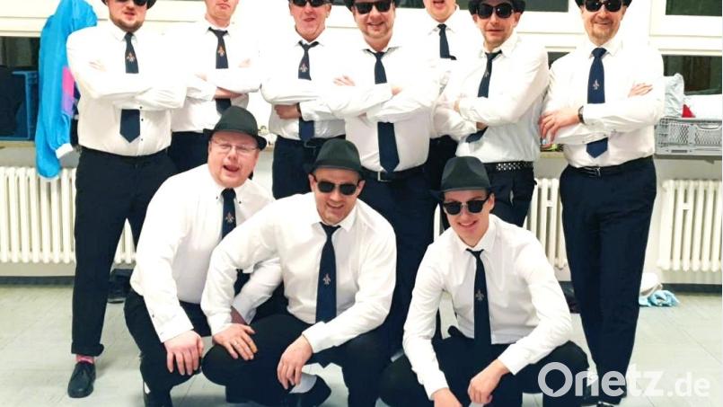 Die Firefighter-Dancers im Fasching 2020. Die aktiven Feuerwehrleute mit Vorsitzendem Josef Fischer (rechts) sind bereit für den Wettkampf. Archivbild: Josef Fischer/exb