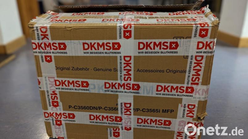 Unscheinbar sieht es aus, das Paket des Beruflichen Schulzentrums Weiden. Der Inhalt aber ist unbezahlbar und kann Leben retten. Bild: Fabian Sirtl/exb