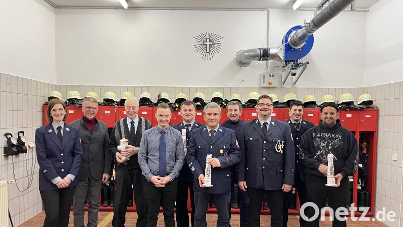 Bei der Jahreshauptversammlung der Feuerwehr Rosall wurden Mitglieder für ihre langjährige Treue geehrt. Im Bild (von links): Vorsitzende Sandra Schmidt, Bürgermeister Franz Stahl, Ehrenmitglied Ludwig Schnurrer (70 Jahre), Neumitglied David Seifert, Stefan Plonner (25 Jahre), Josef Weiß (25 Jahre), Stadtrat Hans Zölch, Kommandant Martin Mark, Zweiter Vorsitzender Jürgen Hopf und Tobias Stich (25 Jahre). Bild: Bastian Mark/exb