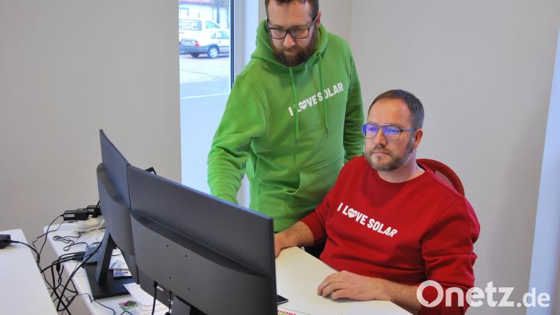 Die beiden Geschäftspartner Dominik Knauer und Stefan Ring (von links) am Computer. Bild: Gerd Spies