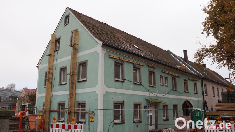 Eine große Baustelle ist derzeit das evangelische Pfarrhaus in Plößberg. In einem nächsten Schritt wird der Dachstuhl entfernt. Bild: flt