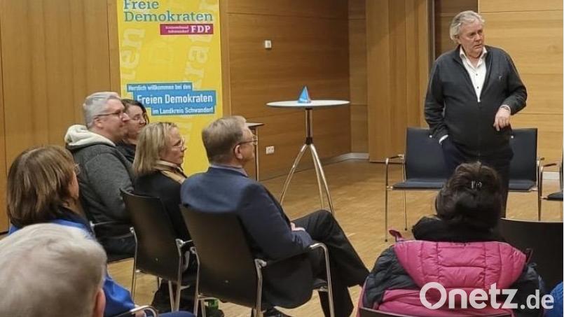 Auf Einladung des FDP-Kreisverbandes Schwandorf fand in der Schwarzachtalhalle ein Austausch mit den mittelständischen Unternehmen statt. Hier die Teilnehmer im Gespräch mit Albert Duin, MdL. Bild: Ileana Pößl/exb