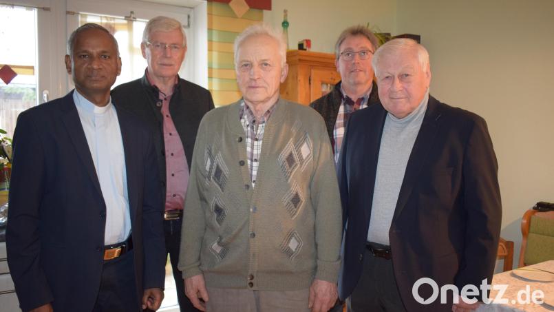 Viele Glück- und Segenswünsche konnte Hans Kiendl (Mitte) zu seinem 80. Geburtstag entgegen nehmen. Zu den Gratulanten gehörten (von links) Pfarrer Johnson Varakaparambil, Amtsleiter Georg Mayer, Gemeinderat Wolfgang Blödt und Bürgermeister Johann Wilhelm. Bild: bnr