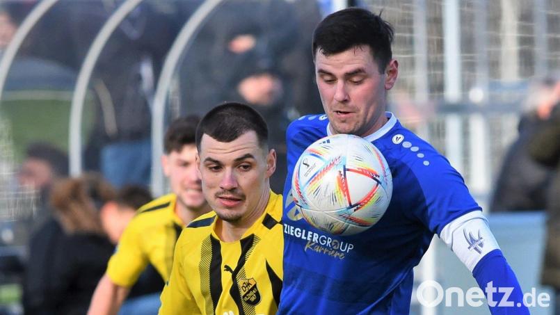 Stefan Graf (rechts) schirmt den Ball ab: Die SpVgg SV Weiden kassierte im zweiten Testspiel eine herbe 0:8-Niederlage gegen den Regionalligisten DJK Vilzing. Bild: Büttner, Gerhard