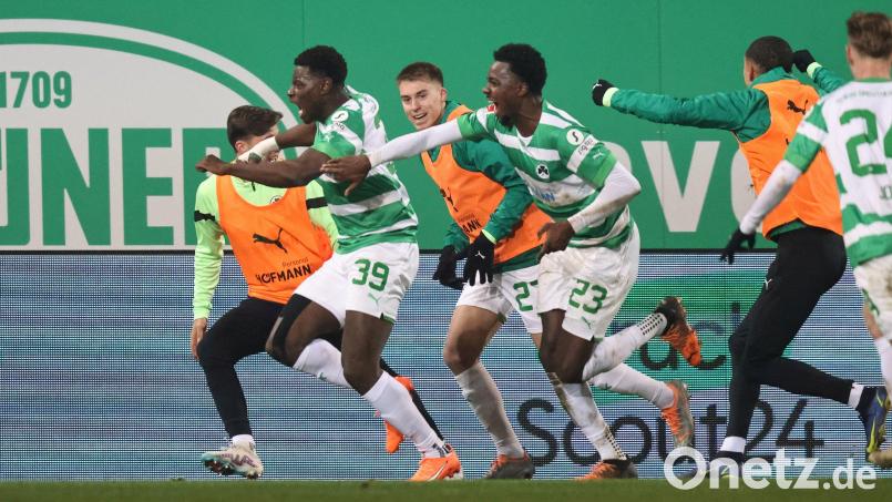 Der Fürther Ragnar Ache (Zweiter von links) lässt sich für sein Siegtor in der Nachspielzeit feiern. Bild: Daniel Karmann/dpa