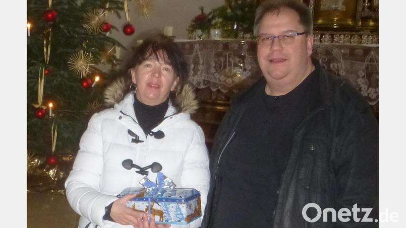 Gabriele Scharf und Pfarrer Urban freuen sich über die stattliche Spendensumme. Bild: mad