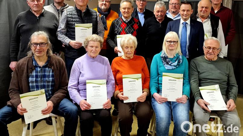 In der Jahreshauptversammlung der Siedlergemeinschaft Rehbühl erhielten zahlreiche Mitglieder für langjährige Treue Urkunden. Bild: R. Kreuzer