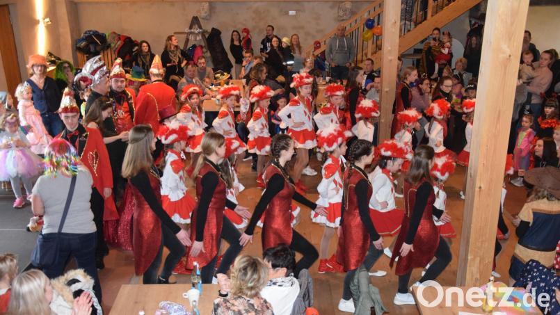 Zum ersten Kinderfasching nach der Pandemie-Auszeit hat das Faschingskomitee Schmidmühlen in den Schloss-Stadl eingeladen. Es ist ein Riesenerfolg. Bild: bö