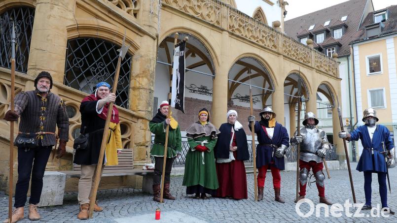 Cantus Ferrum hält die Erinnerung an den Amberger Aufruhr (1452 bis 1454) weiterhin wach und positionierte sich historisch gewandet auf dem Marktplatz. Bild: Wolfgang Steinbacher