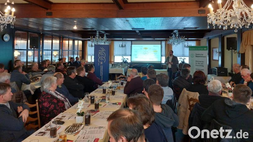 Mit Interesse folgten die Teilnehmer des Hofübergabeseminars der Jungbauernschaft dem Vortrag. Bild: Martin Schaumberger/exb