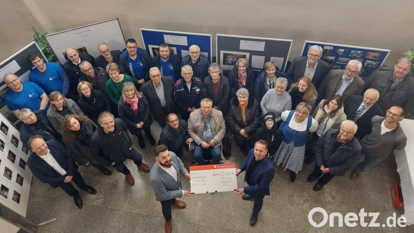 Mit einer Spende von 22.200 Euro unterstützen die Vereinigten Sparkassen Eschenbach, Neustadt und Vohenstrauß gemeinnützige Vereine und Organisationen in Neustadt/WN. Überreicht hat die Spende Vorstandsvorsitzender Gerhard Hösl (rechts) an Bürgermeister Sebastian Dippold (links) vergangenen Montag im Neustädter Rathaus. Bild: Corinna Hagn/exb