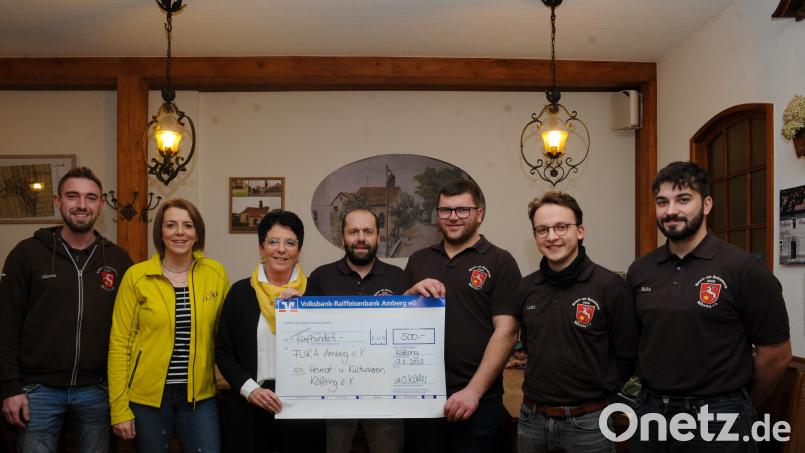 Vom Vorsitzenden an den Vorsitzenden 500 Euro übergeben (von links): Martin Gmeiner, Susanne Strobel und Margit Meier (Flika), HKV-Vorsitzender Josef Vogl, Tobias Wagner, Lukas Gimpl und Felix Göldner. Bild: Andreas Brückmann
