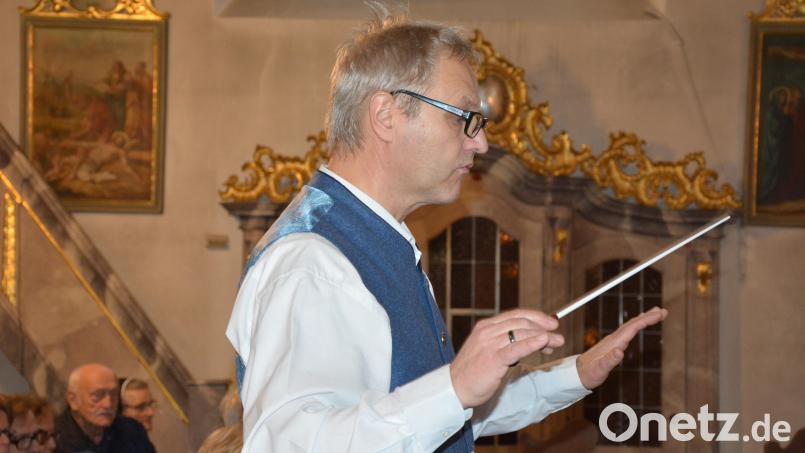 So kennt man ihn in Konnersreuth und weit darüber hinaus: Armin Scharnagl mit dem Taktstock in der Hand. Archivbild: jr