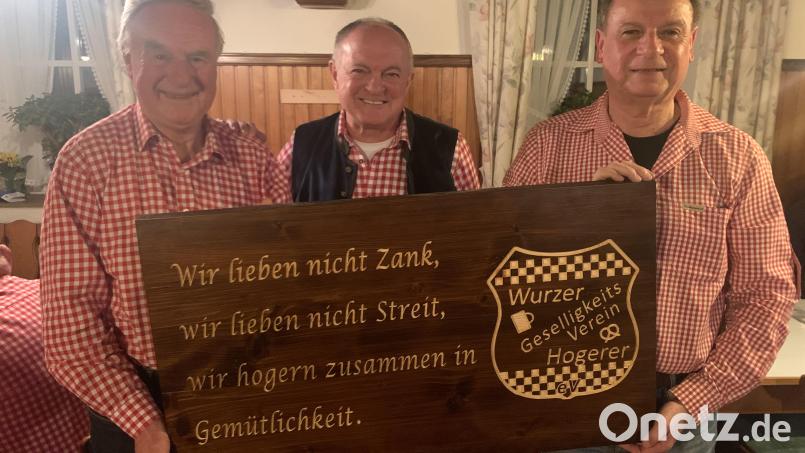 Das Motto und das Wappen der Hogerer ist künftig für alle Gäste im Vereinslokal in Wurz sichtbar. Von links: Karl Schedl, Hans Konopka, Günther Liebs Bild: tok