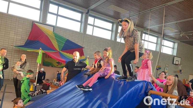 Jede Menge Cowboys, wilde Kätzchen, Feen und mehr tummelten sich in der Schulturnhalle in Moosbach. Die Mitglieder der Sparte Kinderturnen der Spielvereinigung hatten diese in einen großen Indoorspielplatz unter dem Motto Fasching verwandelt. Bild: gi
