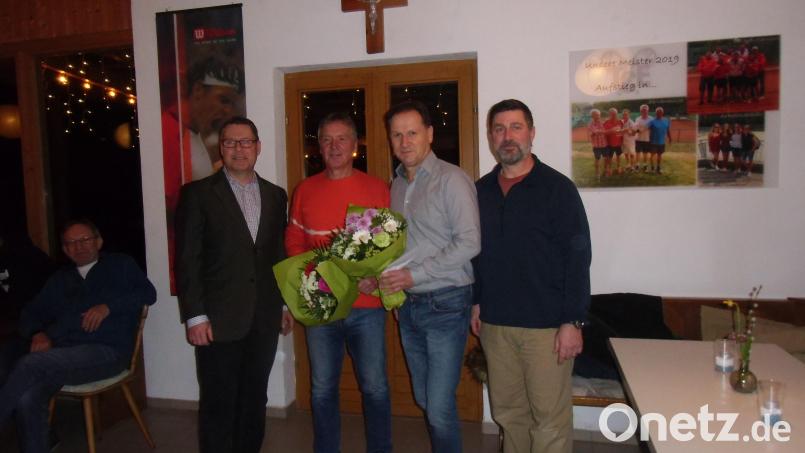Peter Teschke (von links) ehrt Reiner Hoffmann für sein Engagement für den Eschenbacher Tennisclub. Es gratulieren auch Jens Müller und William Fox. Bild: Susanne Schug/exb