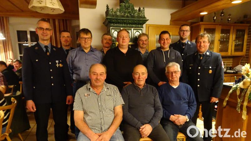 Bei den Ehrungen waren Hermann Schwägerl, Rupert Schmid und Erich Ries (sitzend, von links) sowie Vorsitzender Markus Gmeiner, Zweiter Vorsitzender Wolfgang Lindner, Willibald Röckl, Norbert Schmidkonz, Matthias Fehr, Engelbert Frank, Manfred Fehr, Zweiter Kommandant Thomas Ulrich und Kommandant Josef Richtmann (stehend, von links) dabei. Bild: Willi Schreiber/exb