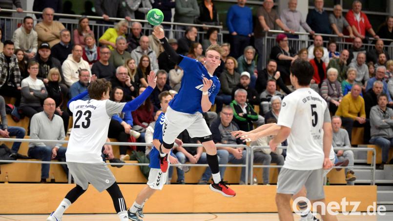 Thomas Raß (Mitte) von der SG Auerbach/Pegnitz feuert einen harten Ball auf das Tor des ESV 27 Regensburg. Die Gäste mit Richard Konrad (links) und Julian Tänzer (rechts) kommen zu spät, während Mannschaftskollege Tizian Podlech (Zweiter von links) die Szene beobachtet. Bild: Hubert Ziegler